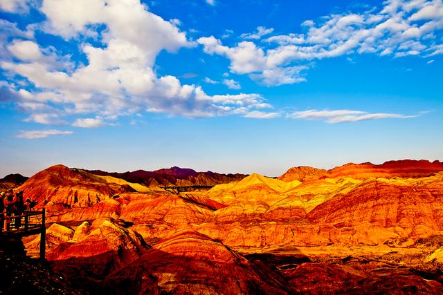 伞下沉思，甘肃山水间的心灵独白
